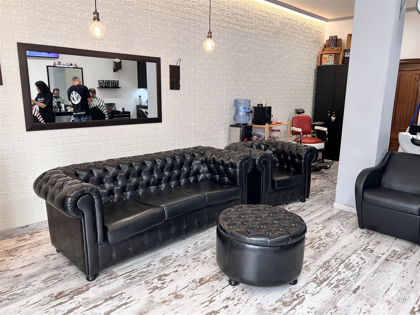 Zona de espera con sofás Chesterfield negros